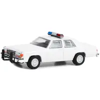 1980-1991 FORD LTD CROWN VICTORIA POLICE WHITE WITH LIGHT BAR "HOT PURSUIT" "HOBBY EXCLUSIVE" SERIES 1/64 DIECAST MODEL CAR BY GREENLIGHT