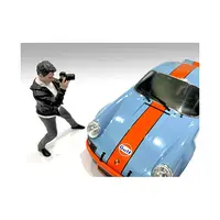 "PHOTOGRAPHERS" FIGURE #6 FOR 1/18 SCALE MODELS BY AMERICAN DIORAMA