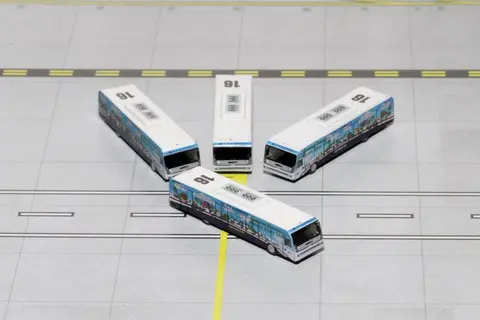 COBUS 3000 PASSENGER BUS WHITE AND BLUE WITH GRAPHICS "US AIRWAYS SHUTTLE BUS - GREENER TRANSIT" 4 PIECE SET 1/400 DIECAST MODELS BY GEMINIJETS
