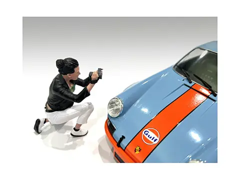 "PHOTOGRAPHERS" FIGURE #5 FOR 1/24 SCALE MODELS BY AMERICAN DIORAMA