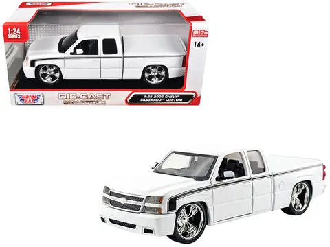 2006 CHEVROLET SILVERADO CUSTOM PICKUP TRUCK WHITE WITH BLACK STRIPES "DIE-CAST COLLECTION" SERIES 1/25 DIECAST MODEL CAR BY MOTORMAX
