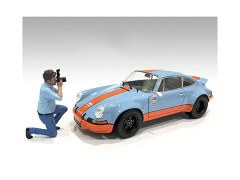 "PHOTOGRAPHERS" FIGURE #3 FOR 1/24 SCALE MODELS BY AMERICAN DIORAMA