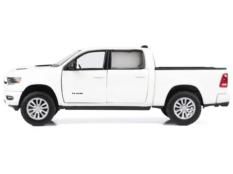 2019 RAM 1500 LARAMIE CREW CAB PICKUP TRUCK WHITE "TIMELESS LEGENDS" SERIES 1/24 DIECAST MODEL CAR BY MOTORMAX