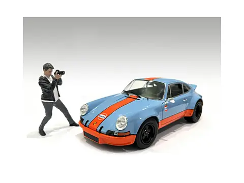 "PHOTOGRAPHERS" FIGURE #6 FOR 1/18 SCALE MODELS BY AMERICAN DIORAMA